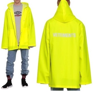 入手困難】VETEMENTS ヴェトモン ロゴ入り PVC レインコート ネオン